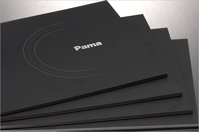 黑眼睛廣告為Pama印刷的產品畫冊封面實拍效果，logo燙銀工藝